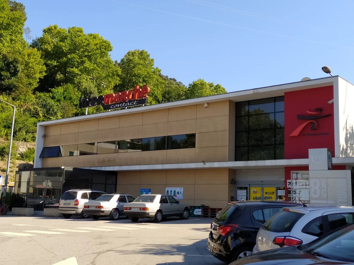 A fachada do Intermarché Contact onde o sistema está instalado, visto do parque de estacionamento.